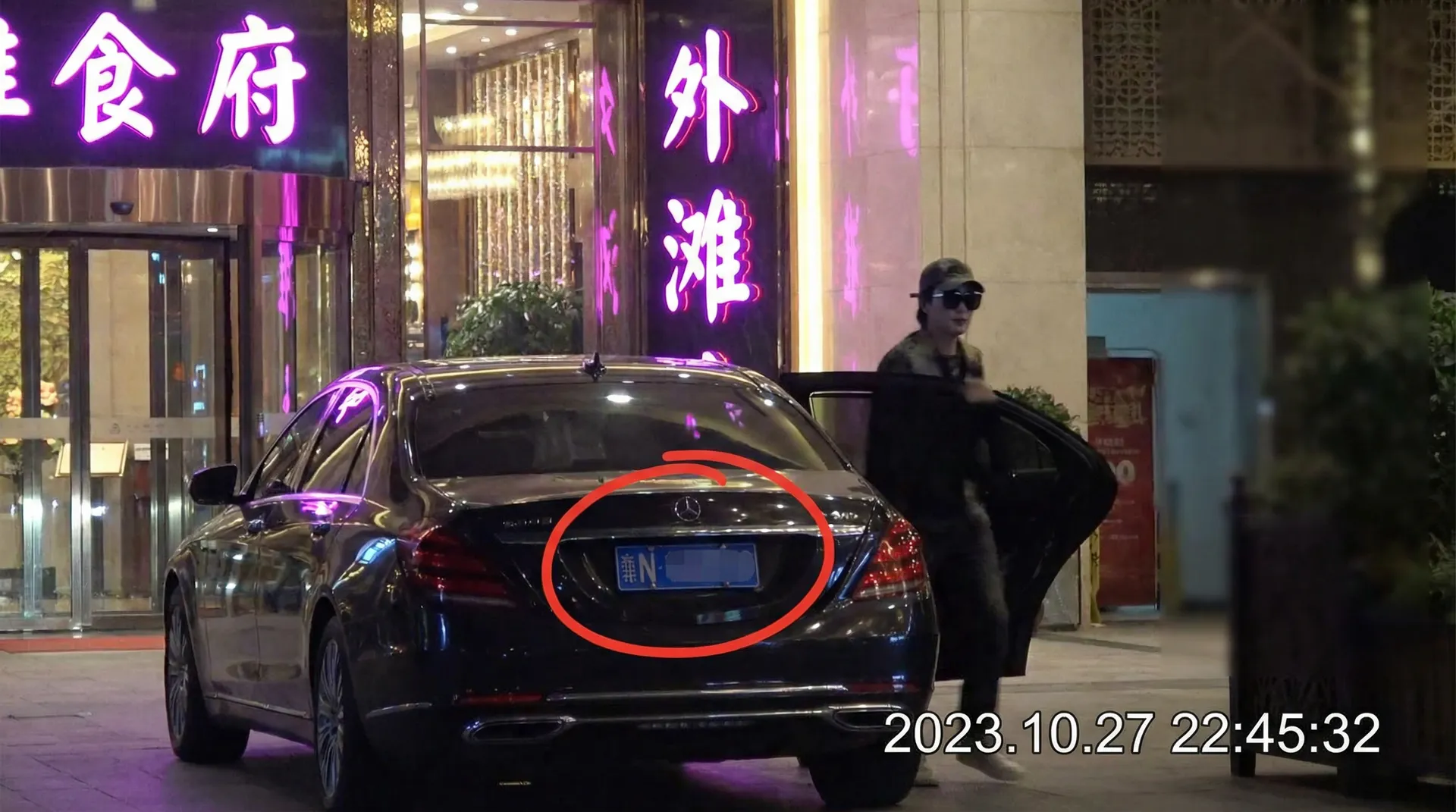 后妈裙::后妈裙电影分享平台 | 深度揭秘后妈裙高清播放 - 豪车餐厅外偷拍